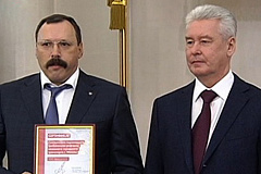 Собянин вручил сертификаты соответствия владельцам маршруток, где будут действовать все льготы