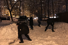 В районе Зюзино молодые политики приняли участие в уборке снега 