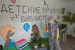 Сотрудники МЧС вместе с добровольцами продезинфицировали помещения библиотеки № 184, которая находится на улице Академика Варги