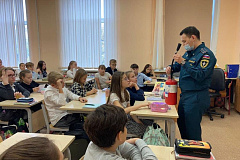 Сотрудники столичного главка МЧС России рассказали школьникам о гражданской обороне